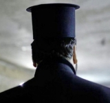 Ιερέας κατηγορείται για υπεξαίρεση 260.000 ευρώ από ηλικιωμένο